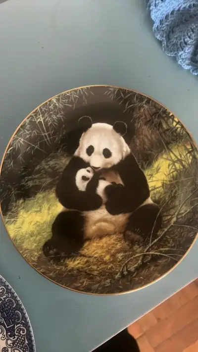 Plato decorativo con diseño de pandas - miniatura 1