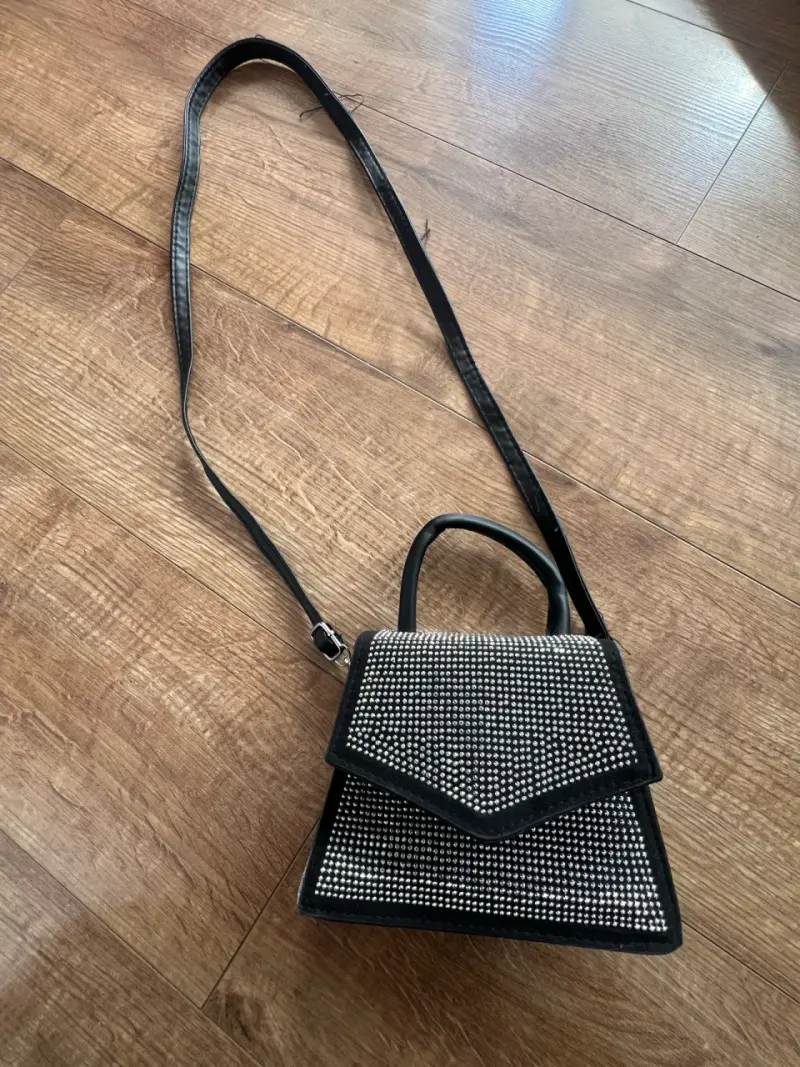 Cartera negra con brillantes y correa larga - 1