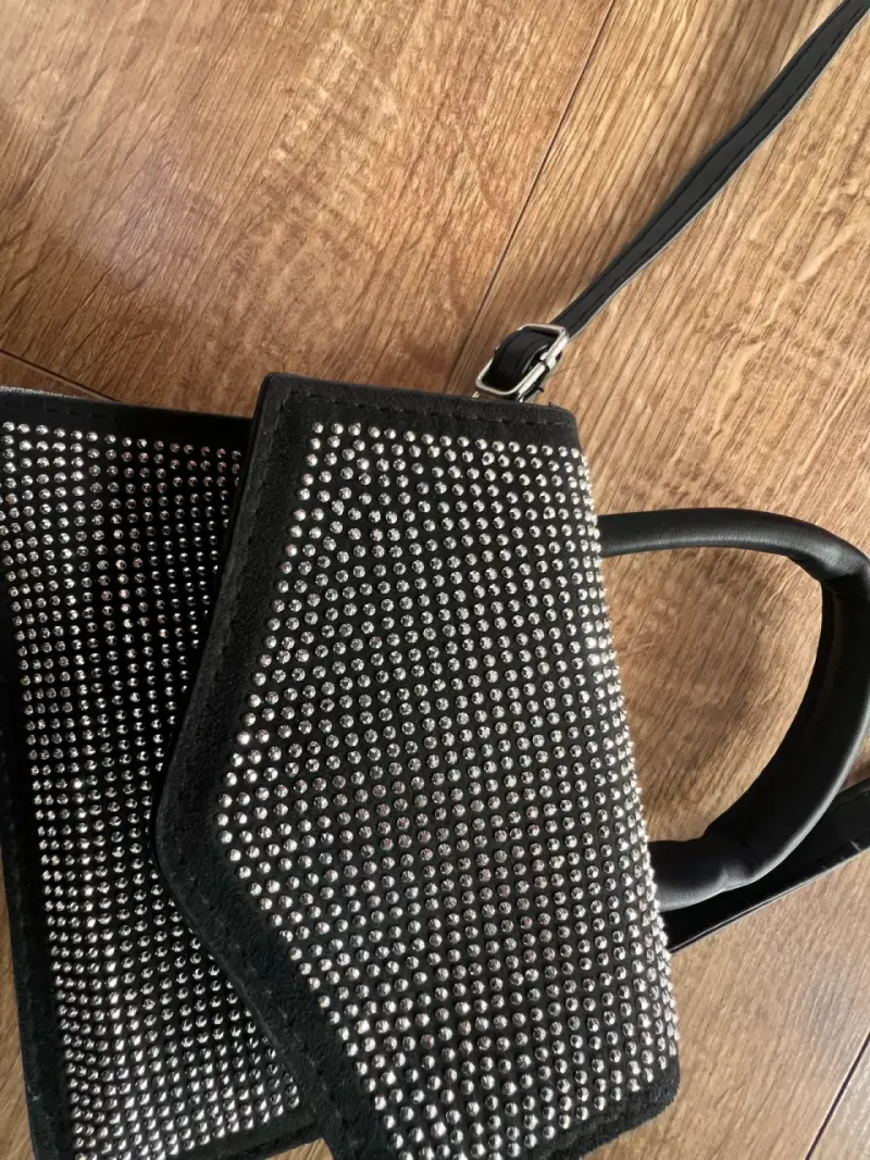 Cartera negra con brillantes y correa larga - 2