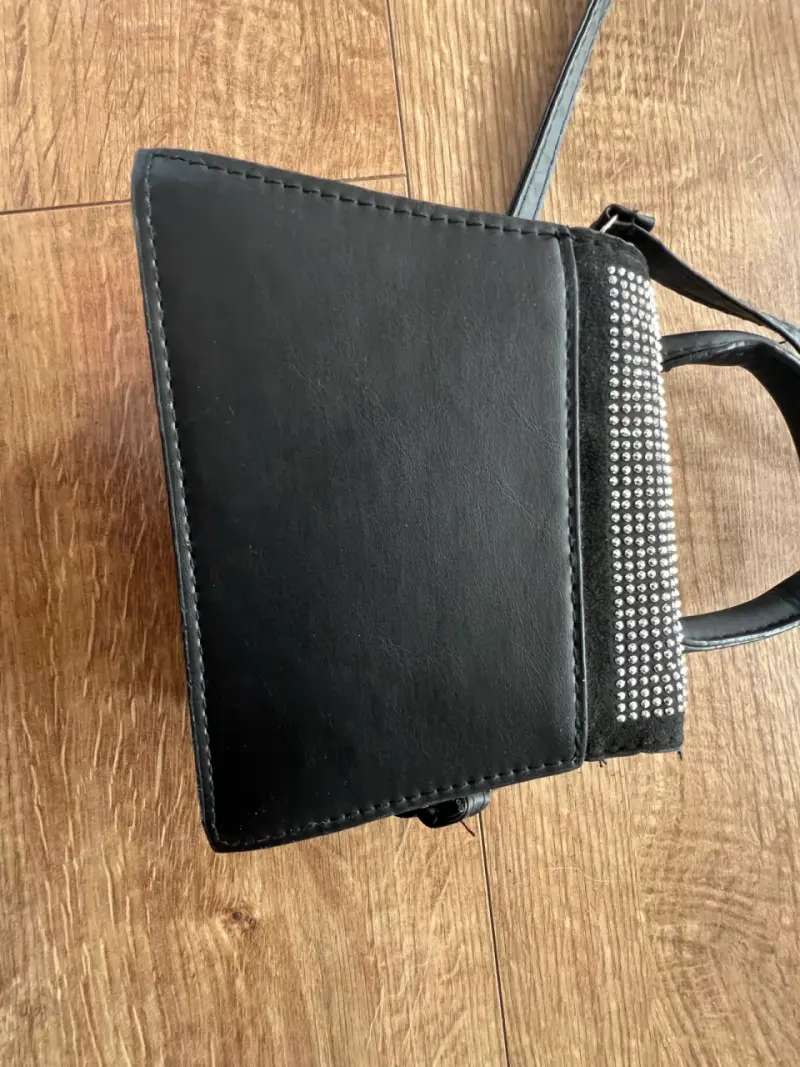 Cartera negra con brillantes y correa larga - 3