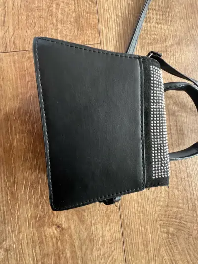 Cartera negra con brillantes y correa larga - miniatura 3