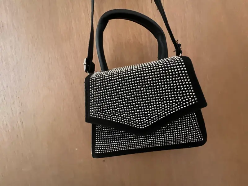 Cartera negra con brillantes y correa larga - 4