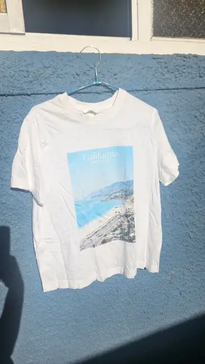 Polera blanca con estampado California - miniatura 2