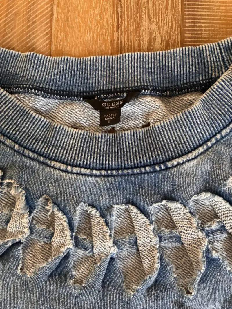 Polerón Guess azul con diseño desgastado - 1