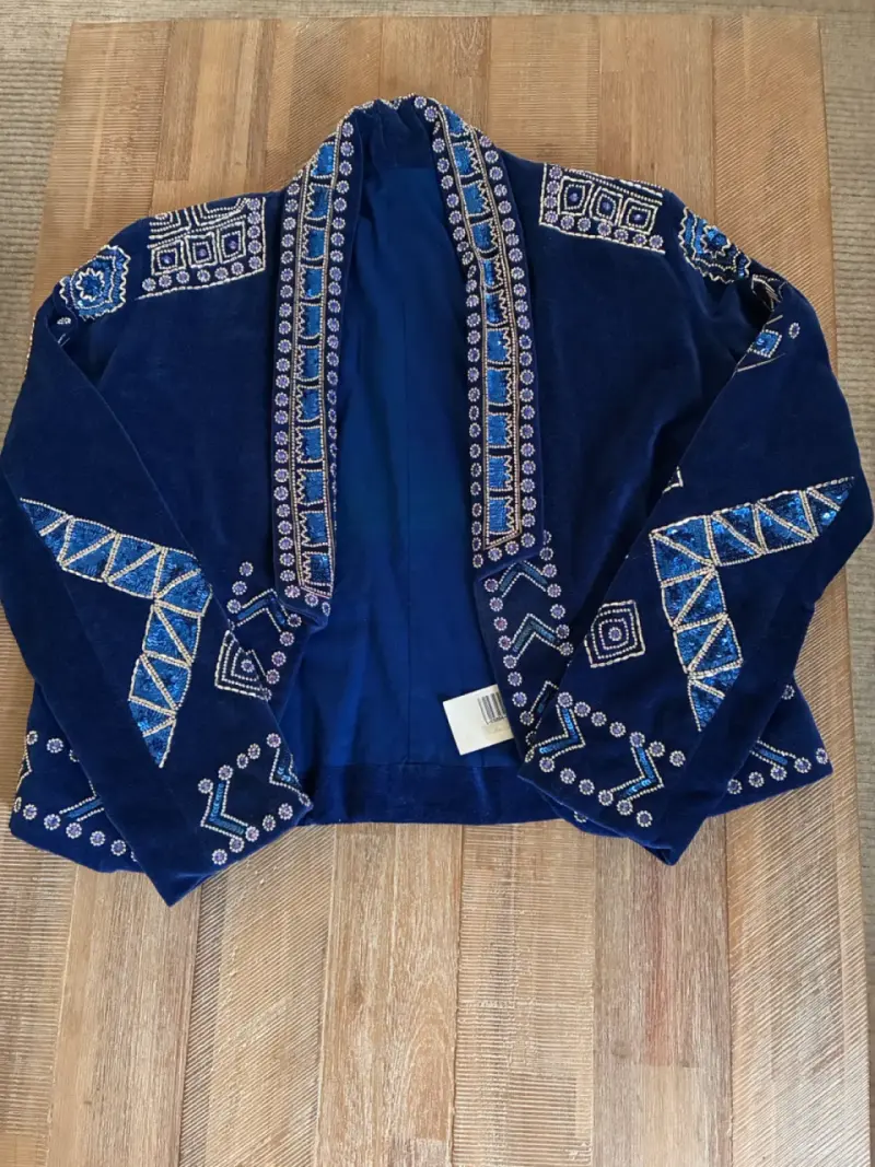Chaqueta azul con bordados étnicos