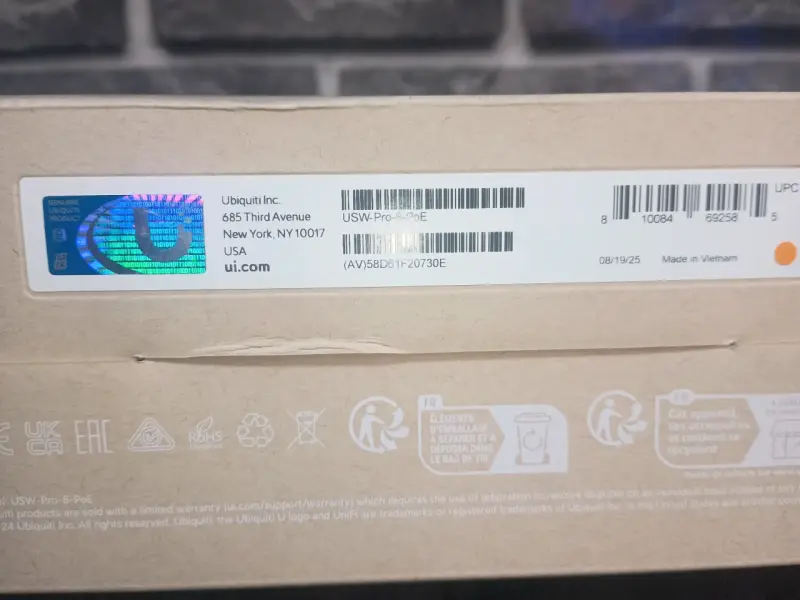 Switch Ubiquiti USW Pro 8 PoE - 3