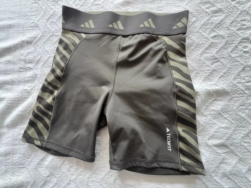 Shorts deportivos Adidas Techfit verde oscuro - 1