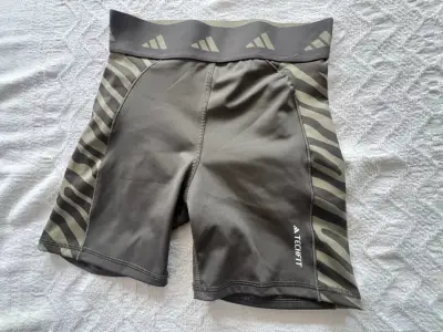 Shorts deportivos Adidas Techfit verde oscuro - miniatura 1