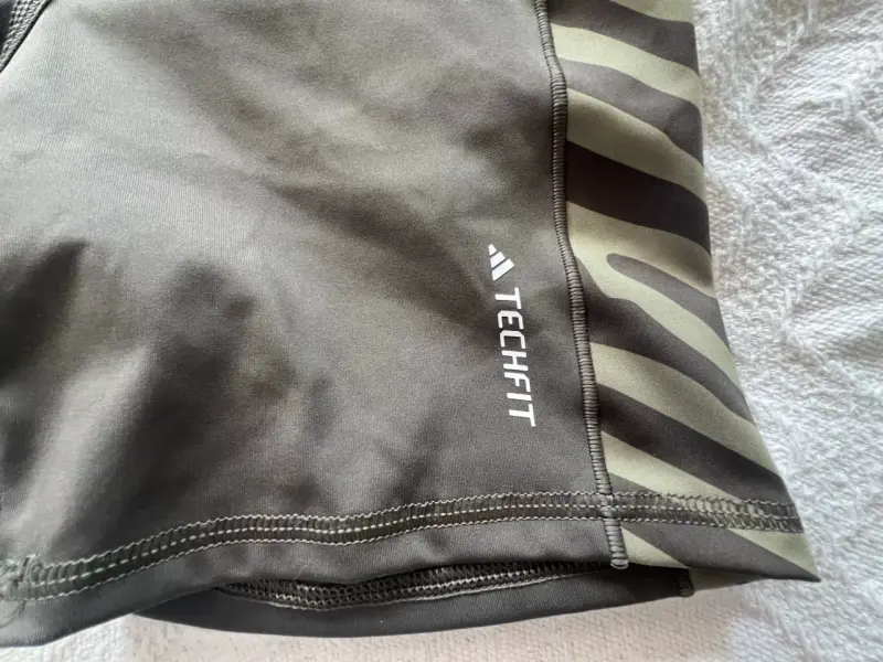 Shorts deportivos Adidas Techfit verde oscuro - 2
