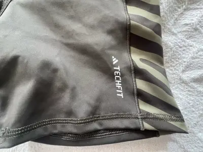 Shorts deportivos Adidas Techfit verde oscuro - miniatura 2