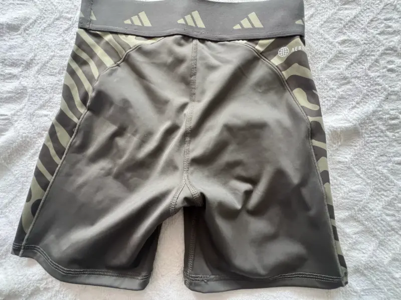 Shorts deportivos Adidas Techfit verde oscuro - 4