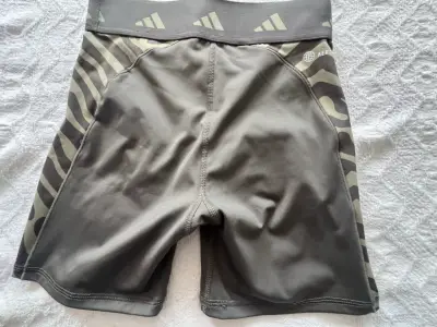 Shorts deportivos Adidas Techfit verde oscuro - miniatura 4