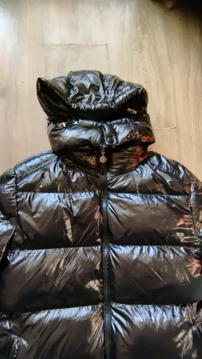 Chaqueta moncler acolchada negra con capucha - miniatura 4