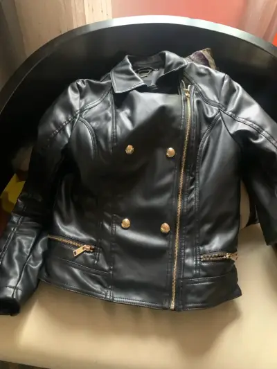 Chaqueta de cuero sintético negra con cierre dorado - miniatura 1