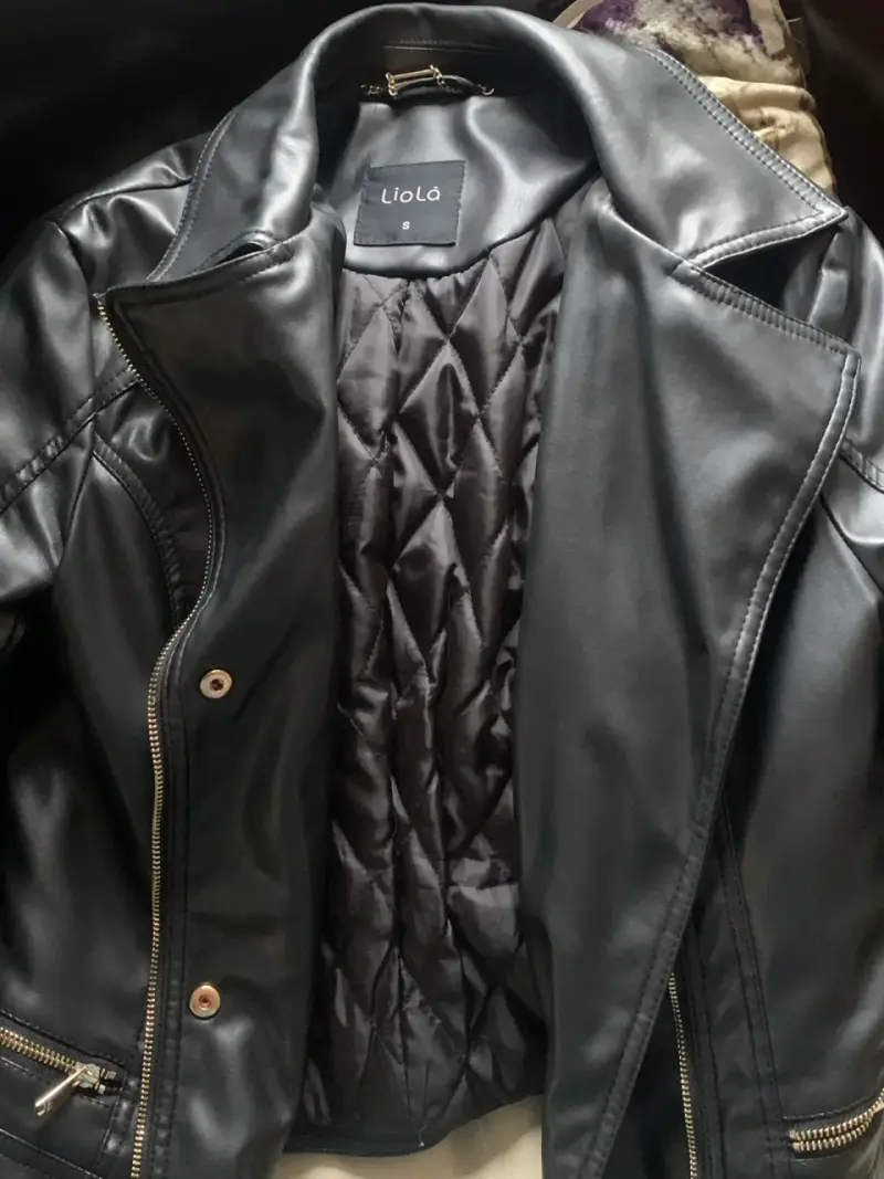 Chaqueta de cuero sintético negra con cierre dorado - 2
