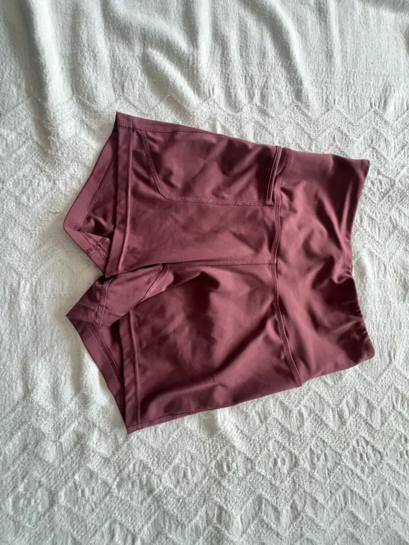 Shorts deportivos Adidas color burdeos para mujer - 1
