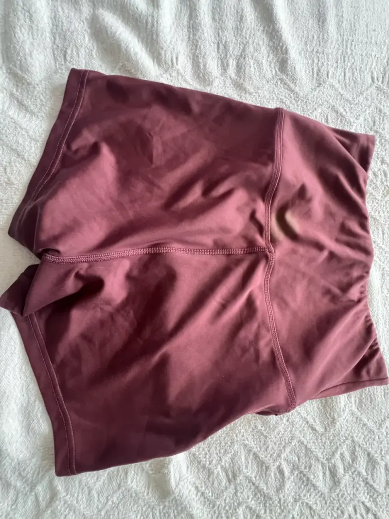 Shorts deportivos Adidas color burdeos para mujer - 2