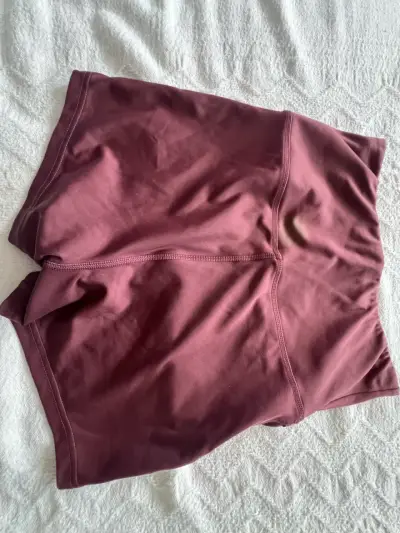 Shorts deportivos Adidas color burdeos para mujer - miniatura 2