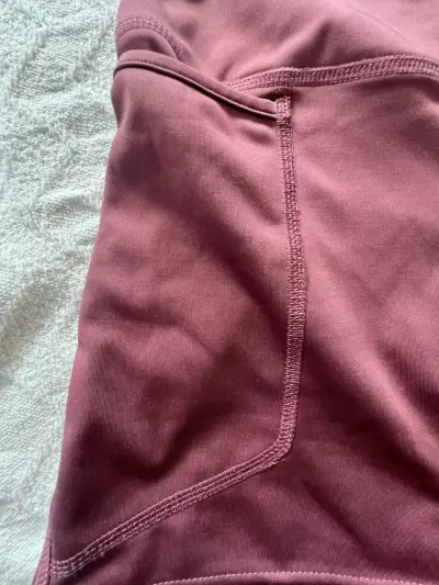 Shorts deportivos Adidas color burdeos para mujer - miniatura 3