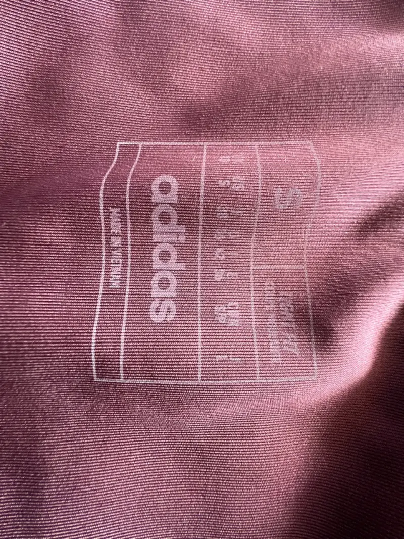 Shorts deportivos Adidas color burdeos para mujer - 4