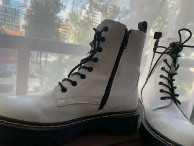 Botas blancas de cuero con cierre lateral - miniatura 1