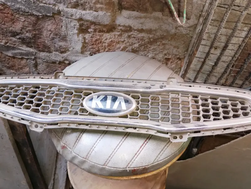 Parrilla frontal Kia original usada