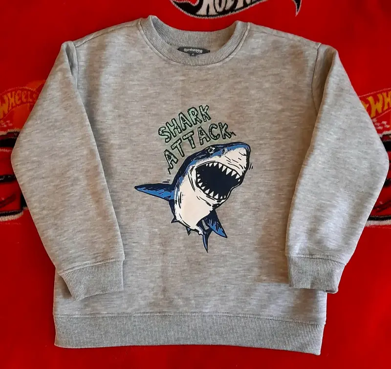 Polerón gris infantil con diseño de tiburón - 1