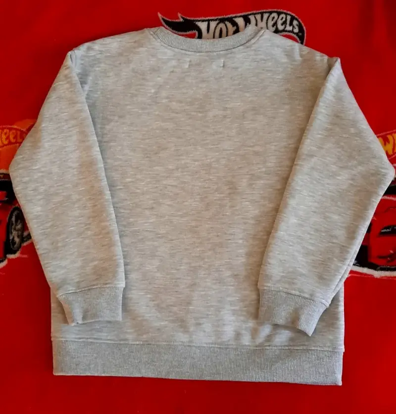 Polerón gris infantil con diseño de tiburón - 2