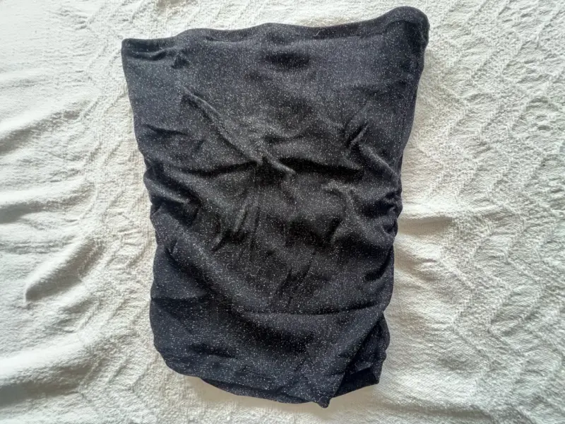 Polera negra ajustada con brillo elegante - 1