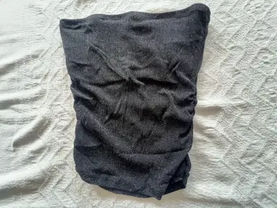 Polera negra ajustada con brillo elegante - miniatura 1