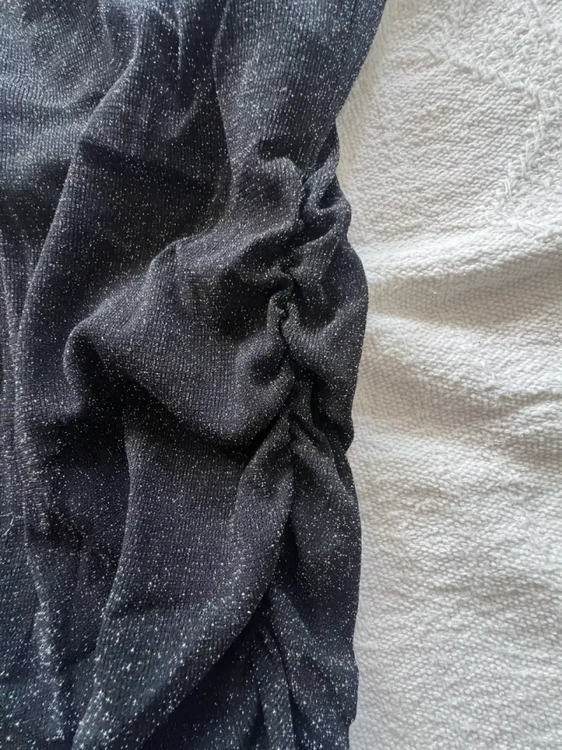 Polera negra ajustada con brillo elegante - 2