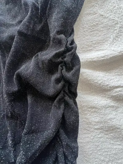 Polera negra ajustada con brillo elegante - miniatura 2