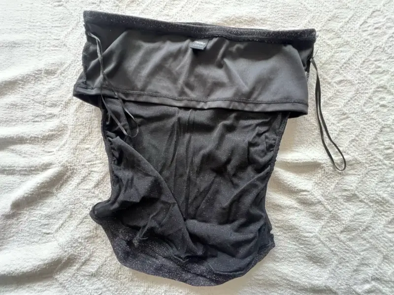 Polera negra ajustada con brillo elegante - 3