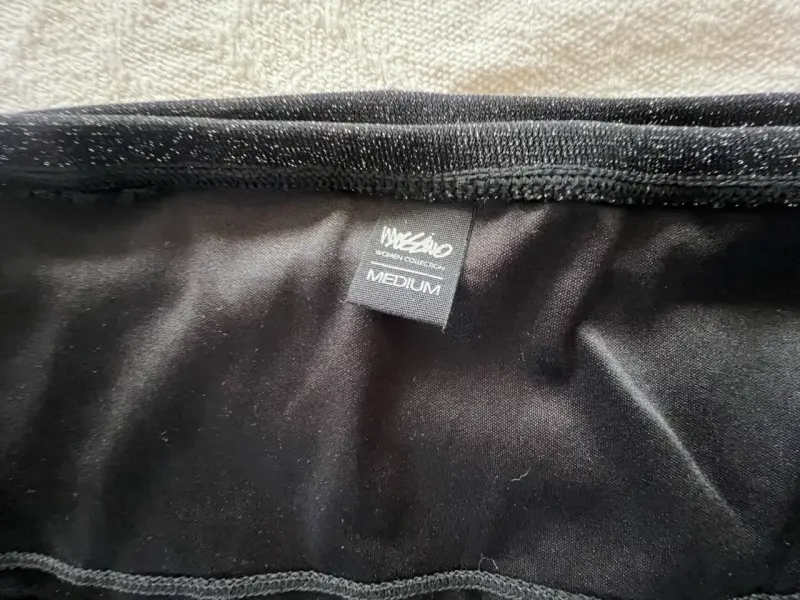 Polera negra ajustada con brillo elegante - 4