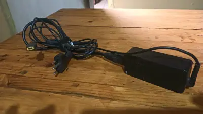 Cargador Lenovo para laptop con cable - miniatura 1
