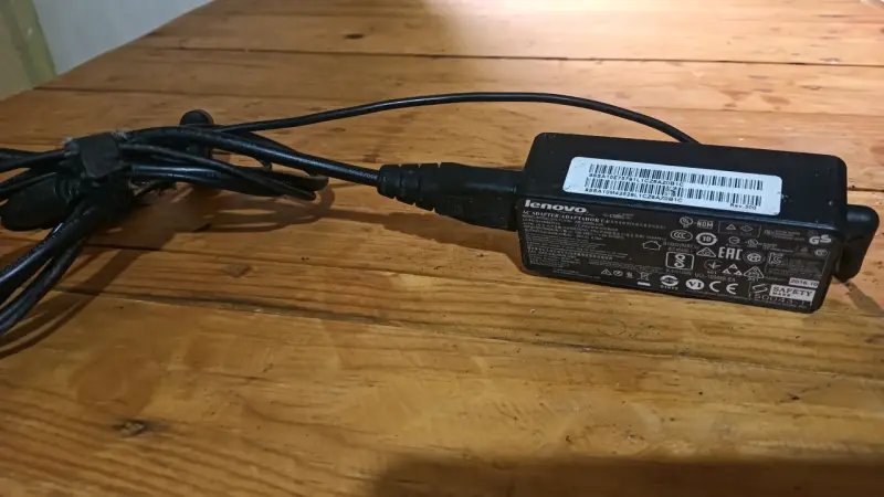 Cargador Lenovo para laptop con cable - 2