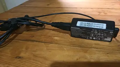Cargador Lenovo para laptop con cable - miniatura 2