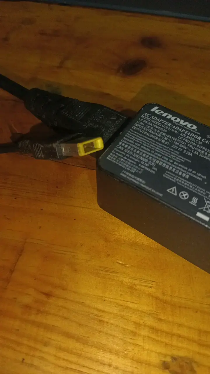 Cargador Lenovo para laptop con cable - 3