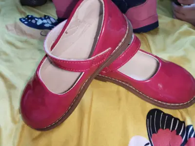 Zapatos de charol rojos  para niña - miniatura 2