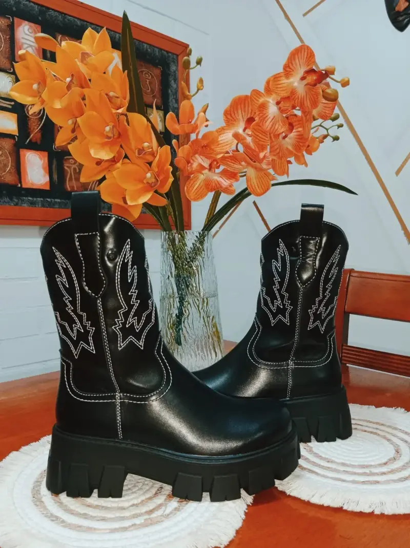 Botas negras de cuero con diseño bordado