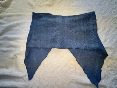Top  azul con diseño abierto y calado talla M - miniatura 3