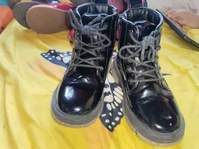 Botas negras de charol para niñas - miniatura 1