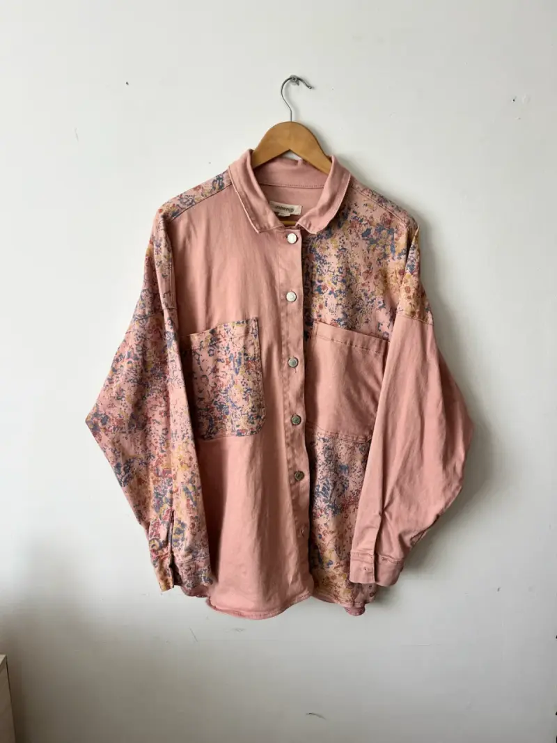 Camisa oversize rosa con estampado floral