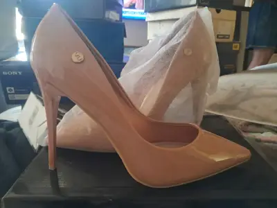 Tacones altos nude de charol elegantes - miniatura 1