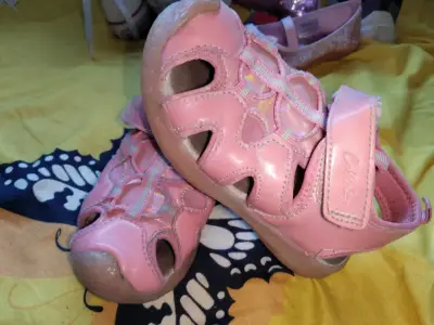 Sandalias rosadas para niña con velcro - miniatura 2