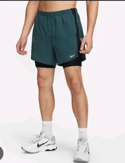 Short deportivo Nike verde con mallas - miniatura 3