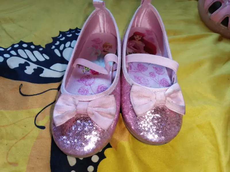 Zapatos de niña brillantes con lazo rosa - 1
