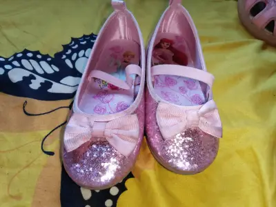 Zapatos de niña brillantes con lazo rosa - miniatura 1