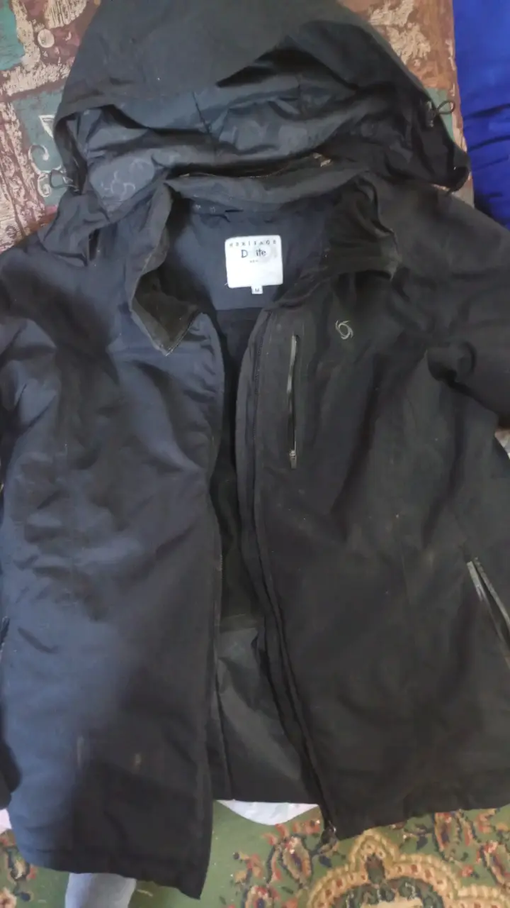 Chaqueta impermeable negra con capucha - 1