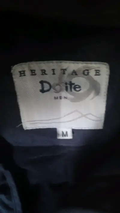 Chaqueta impermeable negra con capucha - miniatura 2